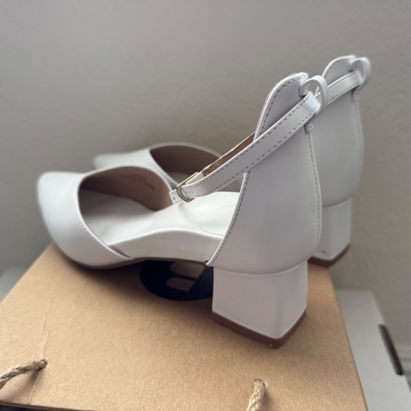 White Leather Low Heel Bared Footwear Quelea Pointed Toe Shoes V-Vamp - Picture 5 of 8